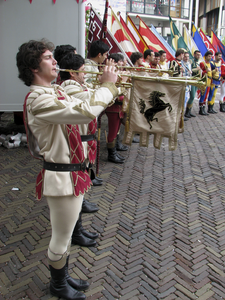 905299 Afbeelding van een gekostumeerde delegatie uit de Italiaanse provincie Arezzo, met vaandeldragers, trompetters ...